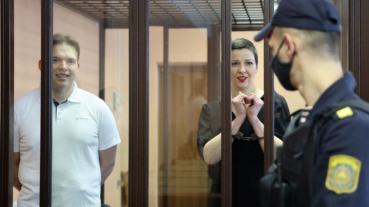 Maria Kolesnikowa und der Anwalt Maxim Snak (l) im Gerichtssaal in Minsk.
