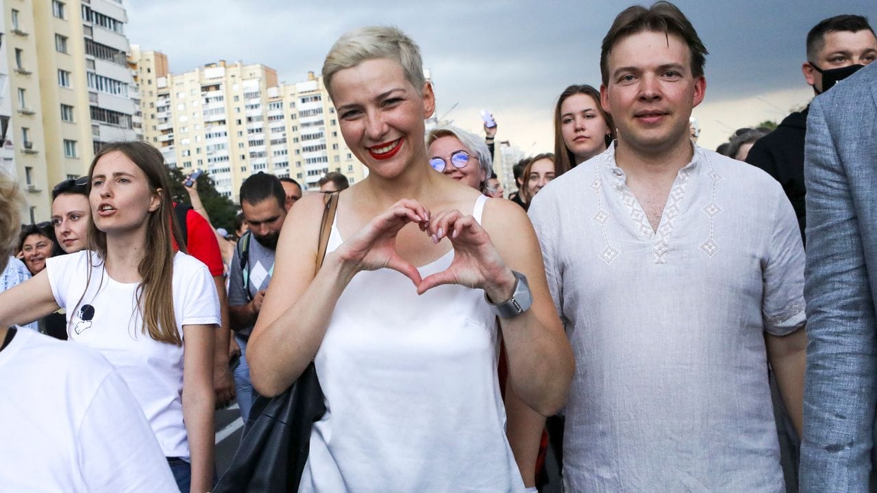Maria Kolesnikowa und Maxim Snak (r) während einer Kundgebung im August 2020.