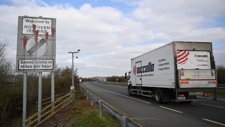 Ein Lastwagen fährt von Irland nach Nordirland: Um diese Grenze offen zu halten, sollte nach dem Brexit eigentlich der Handel zwischen Nordirland und dem Rest des Vereinigten Königreiches kontrolliert werden.