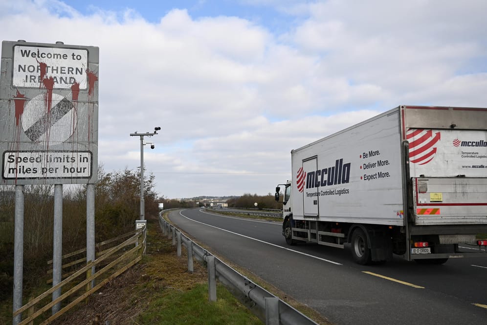 Ein Lastwagen fährt von Irland nach Nordirland: Um diese Grenze offen zu halten, sollte nach dem Brexit eigentlich der Handel zwischen Nordirland und dem Rest des Vereinigten Königreiches kontrolliert werden.