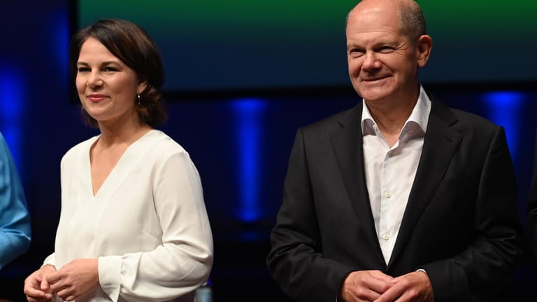 Annalena Baerbock (Grüne) und Olaf Scholz (SPD): Ihre Parteien würden gerne nur zu zweit regieren – dazu reicht es derzeit aber nicht.