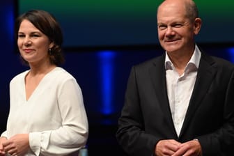 Annalena Baerbock (Grüne) und Olaf Scholz (SPD): Ihre Parteien würden gerne nur zu zweit regieren – dazu reicht es derzeit aber nicht.