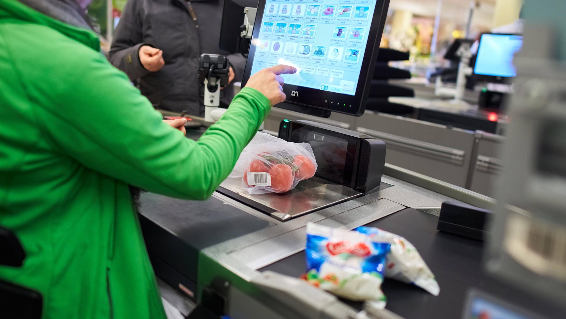 Kassiererin in einem Supermarkt: hohe Infektionsgefahr und Belastung, niedriges Gehalt und kaum Sicherheit.