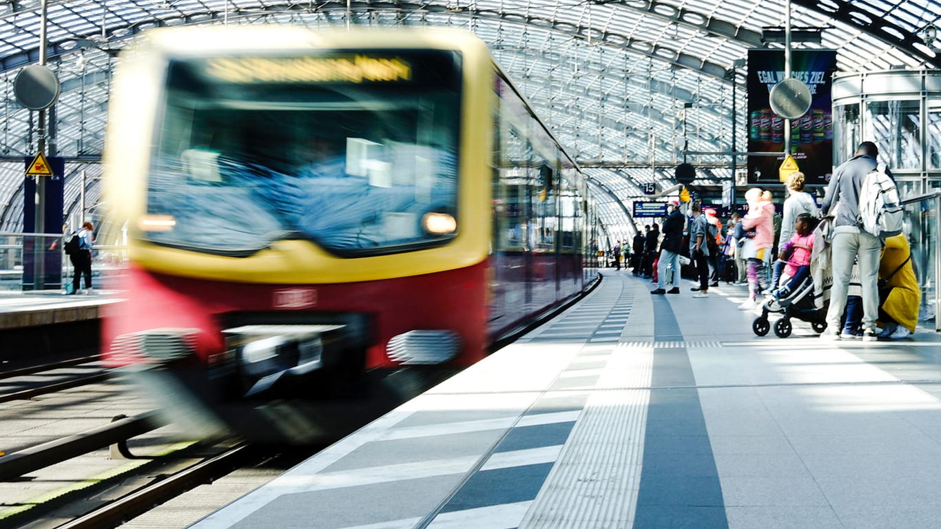 Fahrgäste warten im Berliner Hauptbahnhof: Der Streik im Güter- und Personenverkehr wurde in der Nacht auf Dienstag beendet.