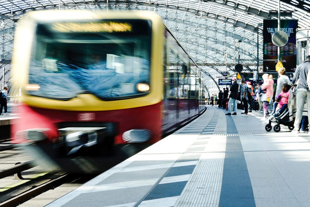 Fahrgäste warten im Berliner Hauptbahnhof: Der Streik im Güter- und Personenverkehr wurde in der Nacht auf Dienstag beendet.