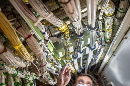 Ein Fluggerät-Elektroniker überprüft in der Lufthansa-Werft am Frankfurter Flughafen Kabelstränge im "Herz" einer Boeing.