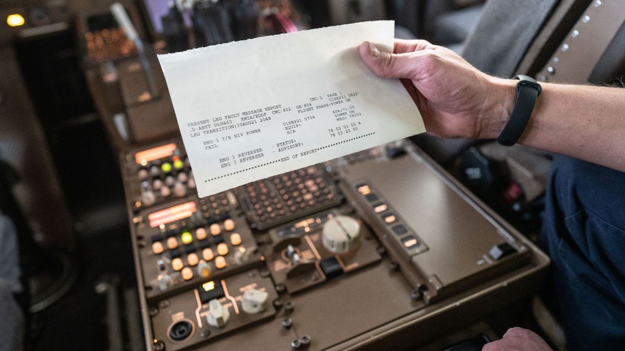 So sieht der Fehlerbericht des Cockpits aus: Fluggeräteelektroniker lernen in ihrer 3,5-jährigen Ausbildung, ihn richtig zu lesen.