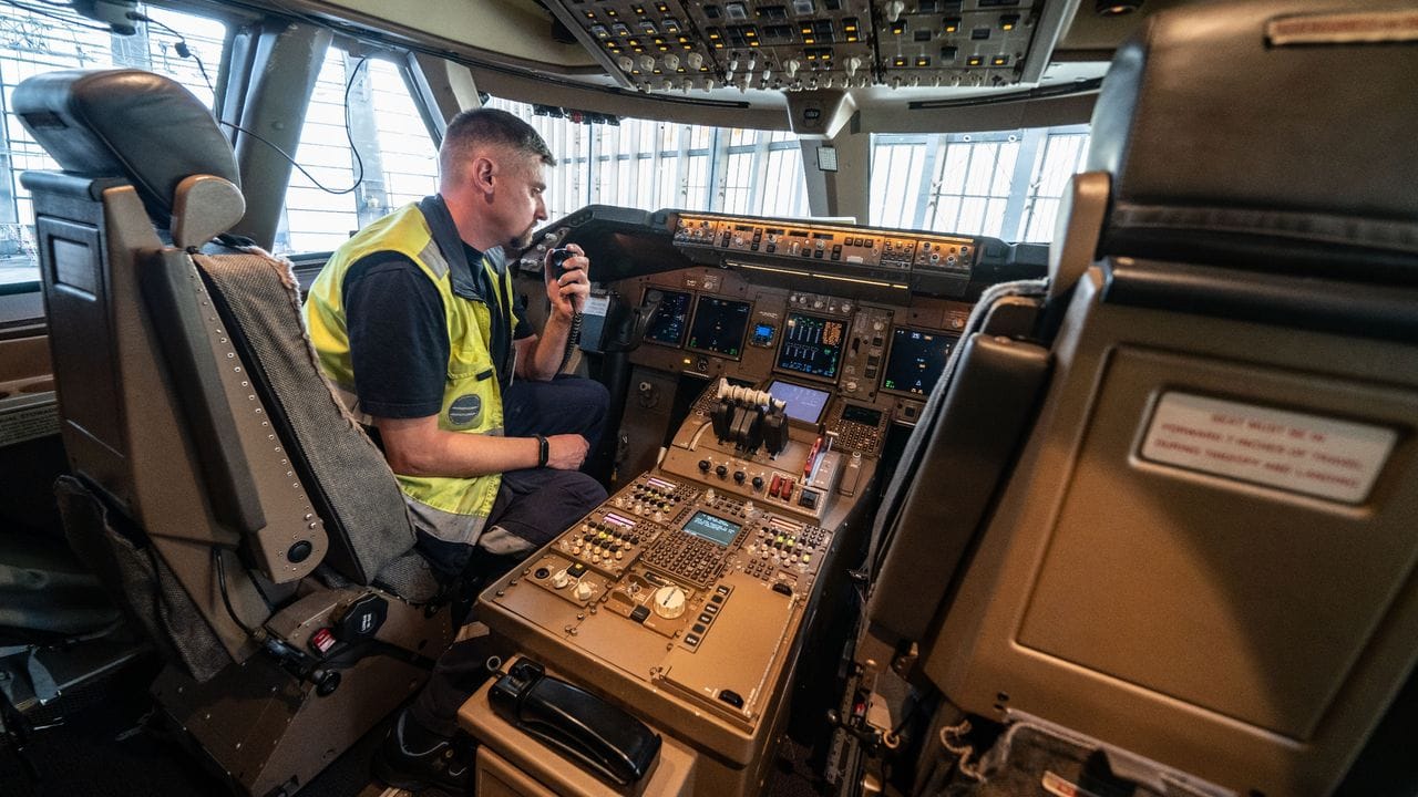 Auch im Cockpit kennen sich Fluggeräteelektroniker bestens aus: Hier kann zum Beispiel mit der Kontroll-Station gesprochen werden.