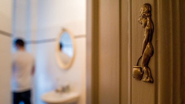 Beschwerden beim Urinieren können ihre Ursache in der Prostata haben.