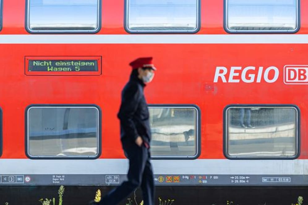 Ein Mitarbeiter der Deutschen Bahn geht über einen Bahnsteig