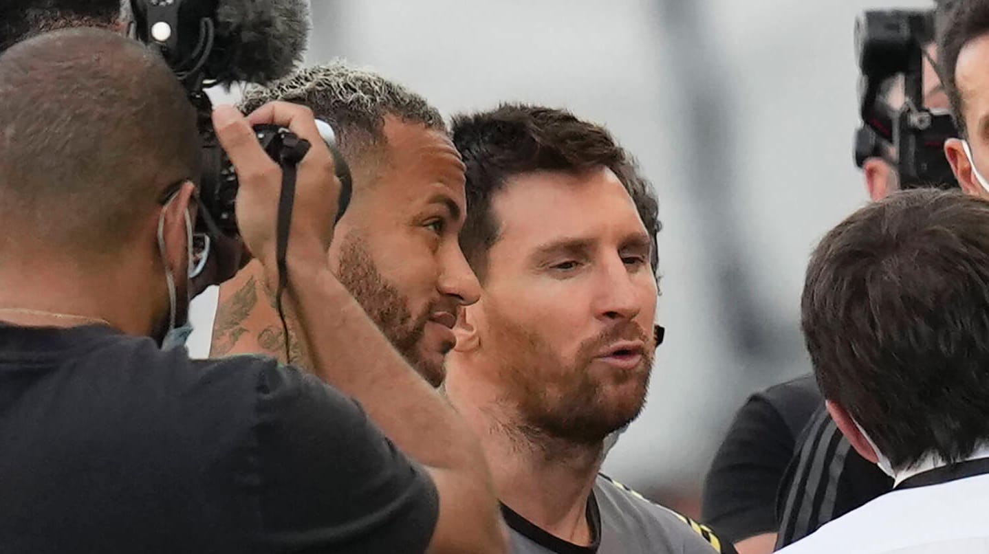 Argentiniens Lionel Messi (r.) und Brasiliens Neymar: Die zwei Weltstars diskutierten mit Mitarbeitern der brasilianischen Gesundheitsbehörde.