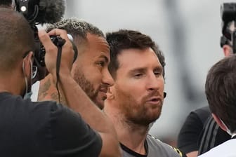Argentiniens Lionel Messi (r.) und Brasiliens Neymar: Die zwei Weltstars diskutierten mit Mitarbeitern der brasilianischen Gesundheitsbehörde.