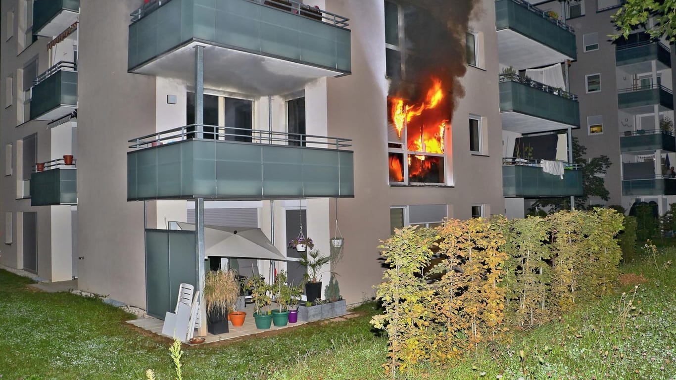 Flammen schlagen aus dem Fenster eines Mehrfamilienhauses in Stuttgart: Die Brandursache ist unklar.