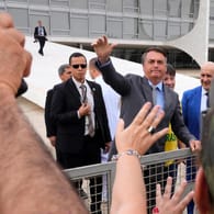 Jair Bolsonaro: Der brasilianische Präsident begrüßt seine Anhänger auf einer Kundgebung.