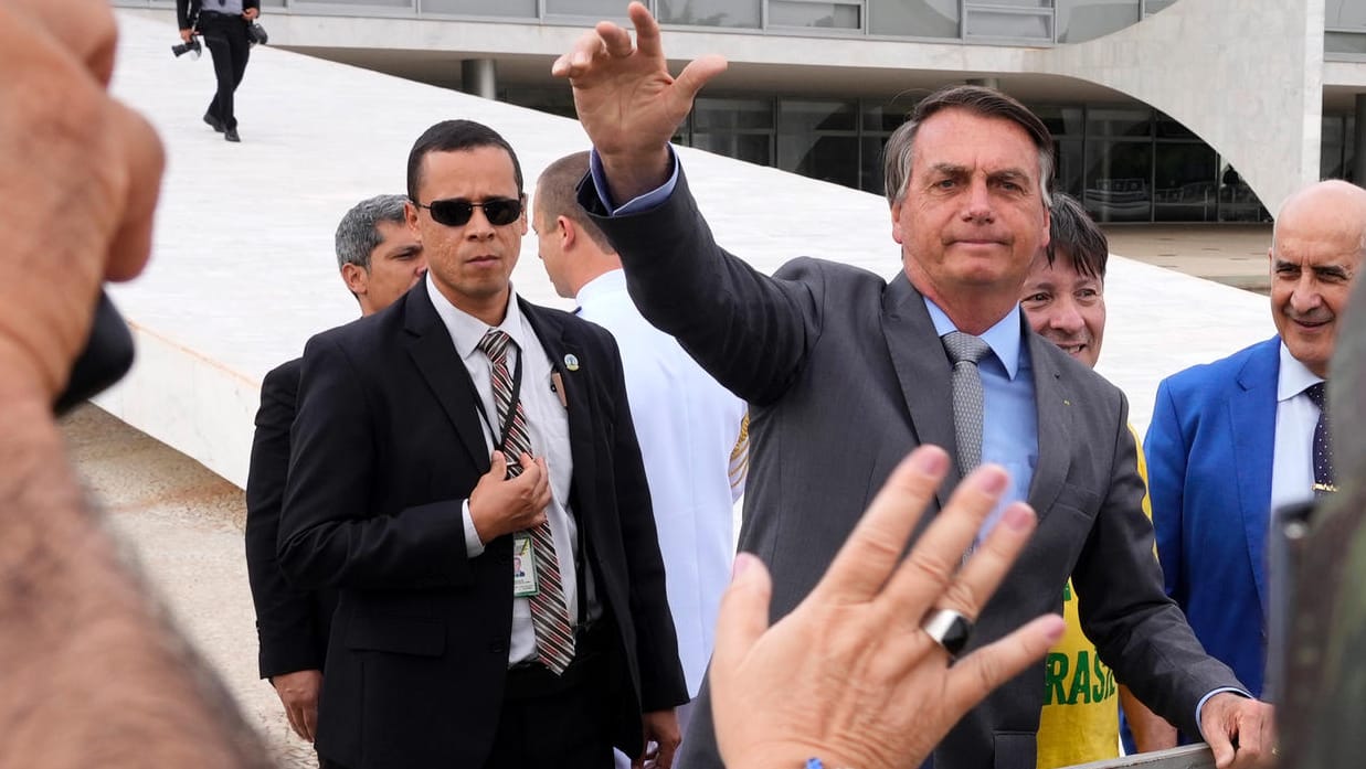 Jair Bolsonaro: Der brasilianische Präsident begrüßt seine Anhänger auf einer Kundgebung.