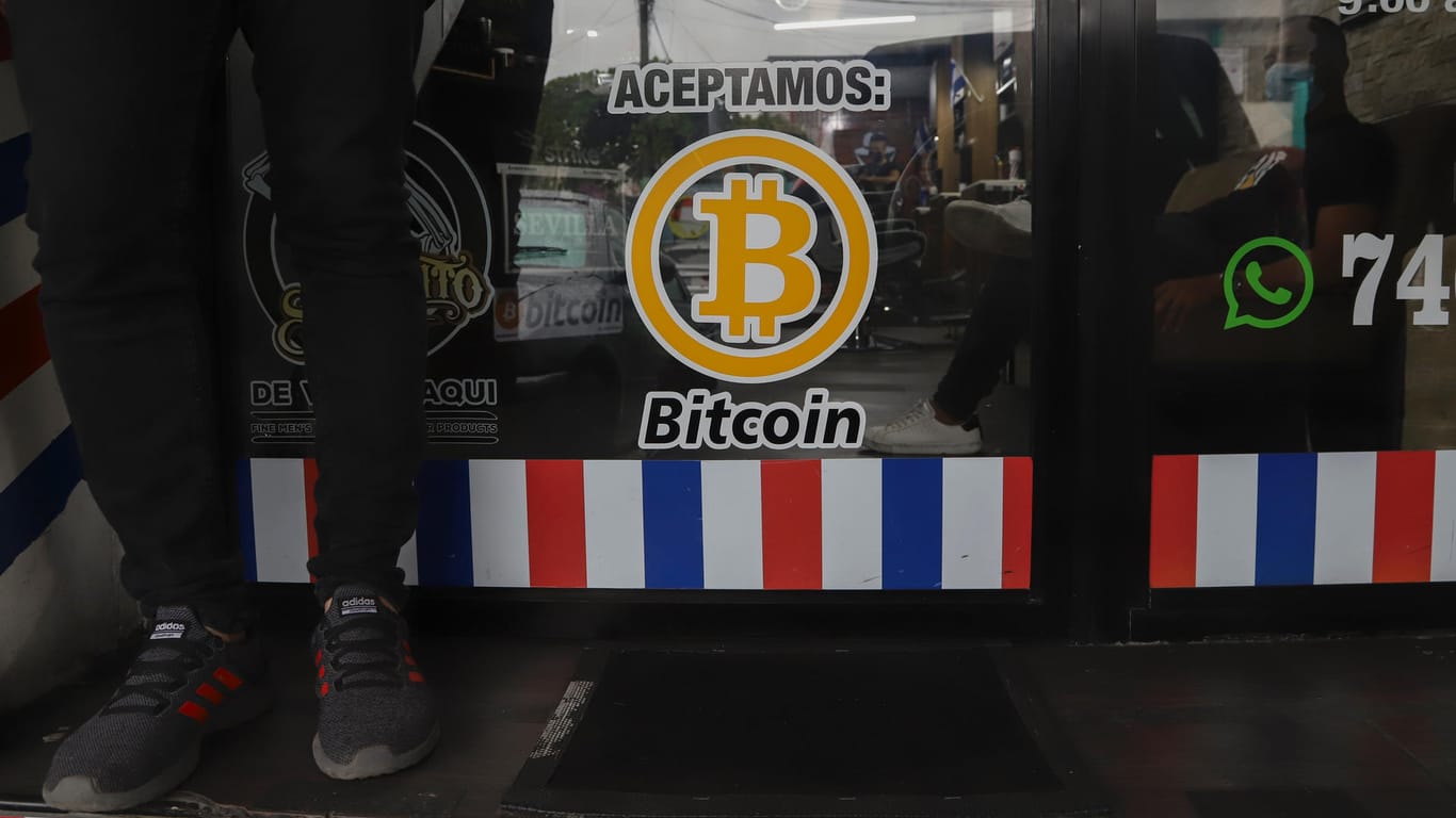 "Wir akzeptieren Bitcoin"-Schild: In El Salvador ist die Kryptowährung seit diesem Dienstag das gesetzliche Zahlungsmittel.