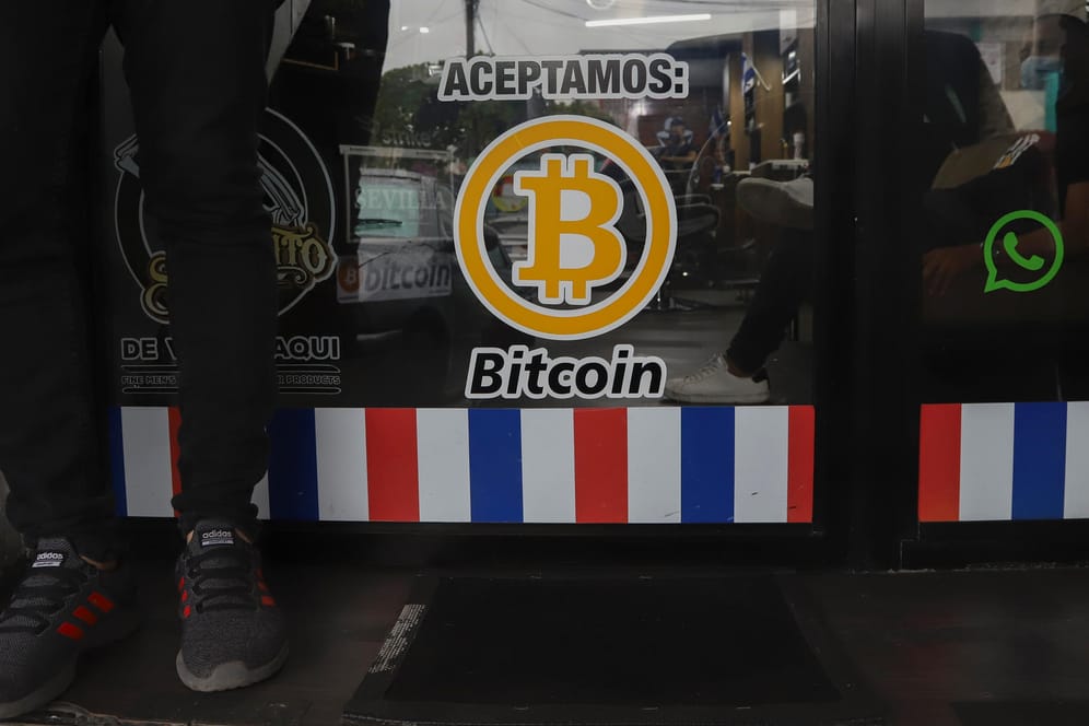 "Wir akzeptieren Bitcoin"-Schild: In El Salvador ist die Kryptowährung seit diesem Dienstag das gesetzliche Zahlungsmittel.