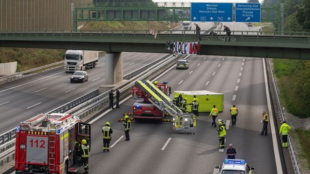 Aktivisten mit Banner an einer Brücke über der Autobahn A96 (Archivbild): Polizei und Feuerwehr waren im Einsatz. Aktivisten mit Banner an einer Brücke über der Autobahn A96 (Archivbild): Polizei und Feuerwehr waren im Einsatz.