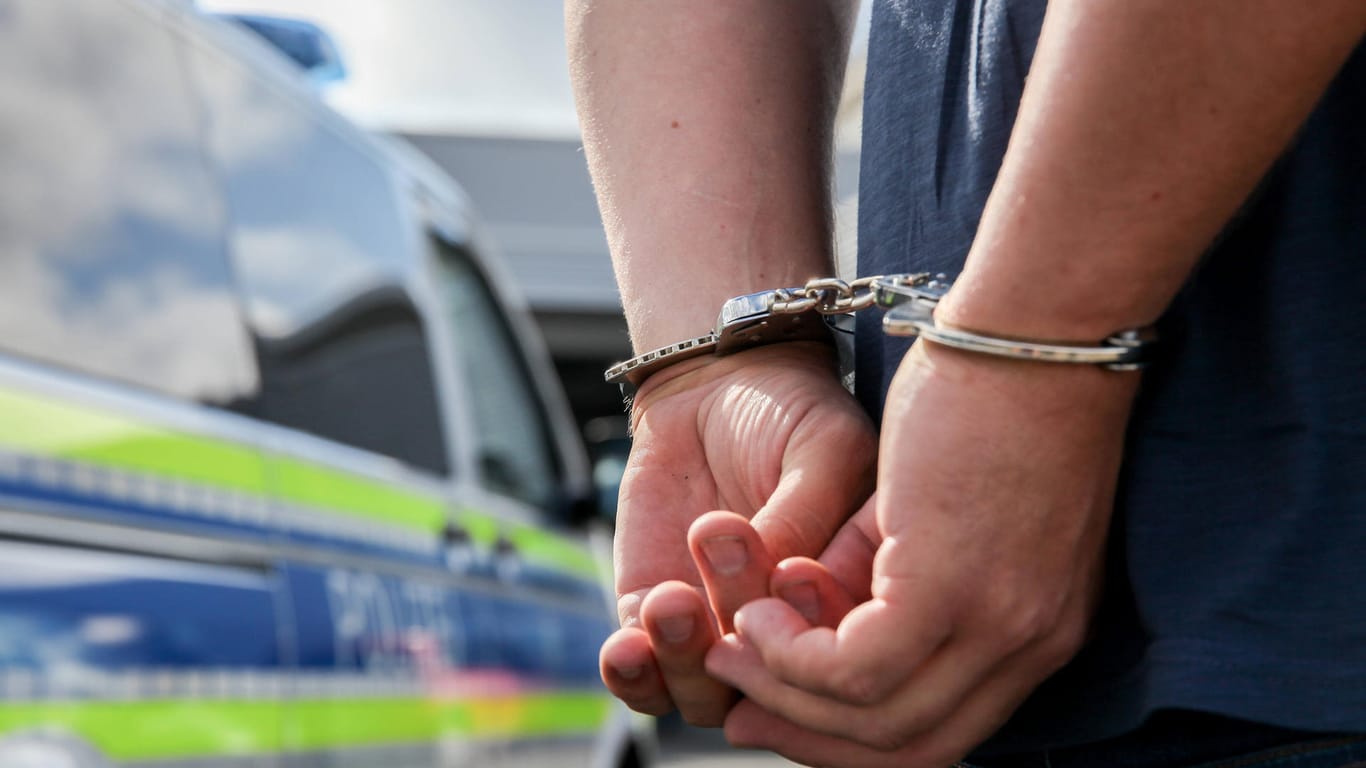 Eine Person bei einer Festnahme (Symbolbild): In Polizeigewahrsam musste ein 27-Jähriger zweimal wiederbelebt werden.