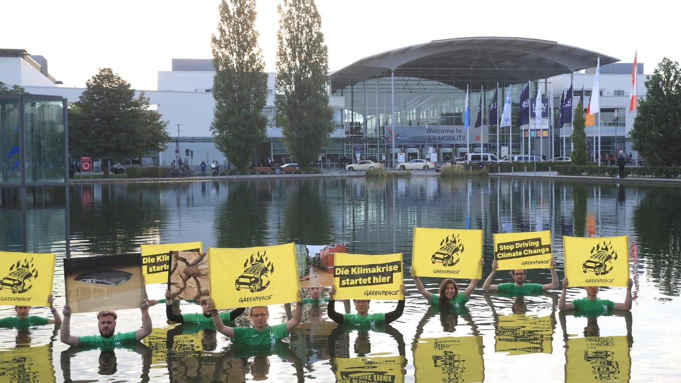 Aktivisten von Greenpeace im Wasser vor der IAA: Zahlreiche Gruppen haben Protestaktionen gegen die Automesse in München angekündigt.