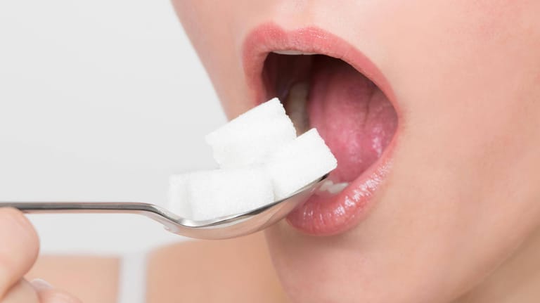 Zucker: Pur würden wohl nur die wenigsten die süßen Kristalle essen, an stark zuckerhaltige Lebensmittel haben sich die meisten aber gewöhnt.