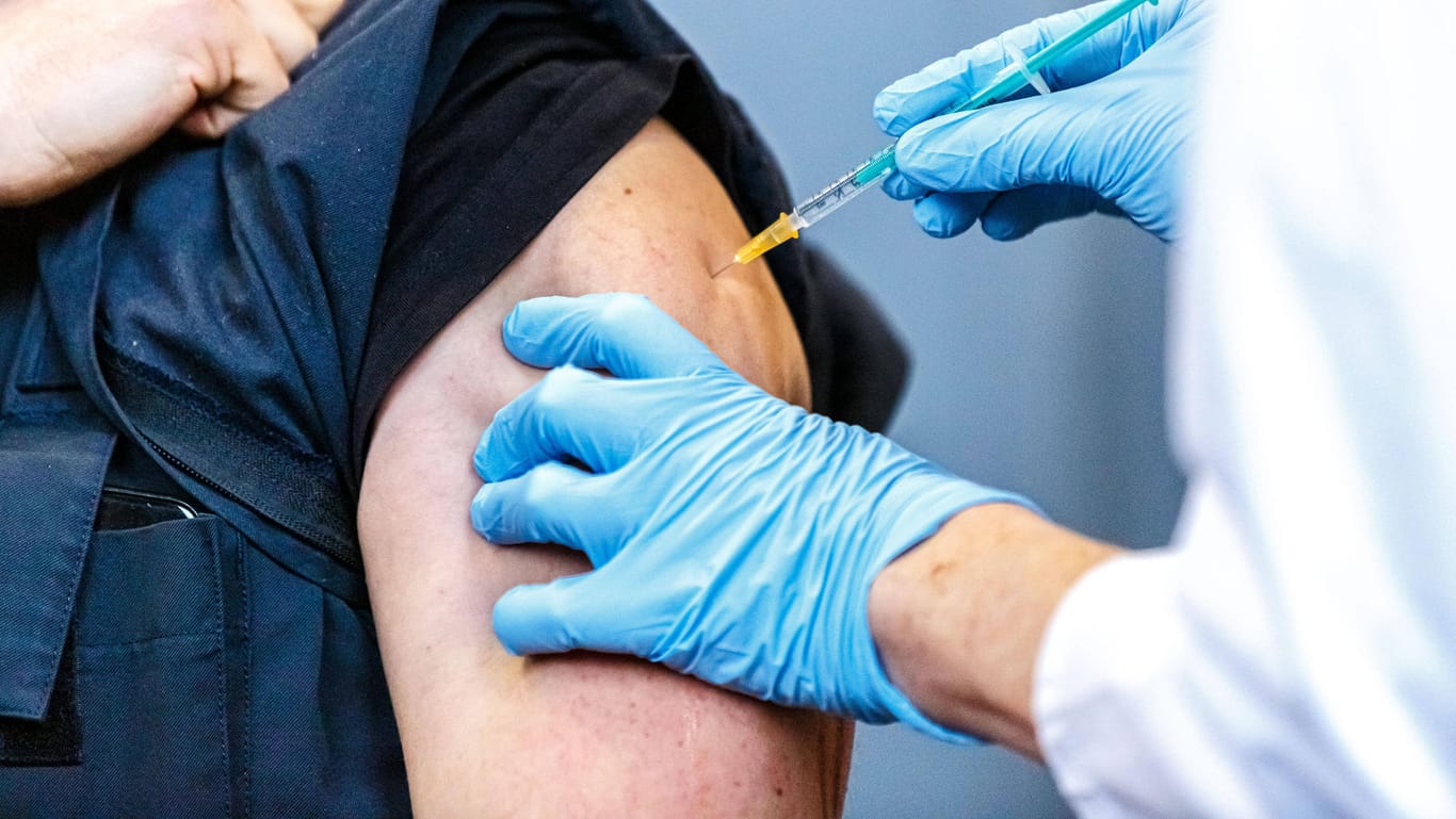 Impfung gegen das Coronavirus in Hannover: Ein Ärzte-Team will nur noch geimpfte und genesene Patienten behandeln.
