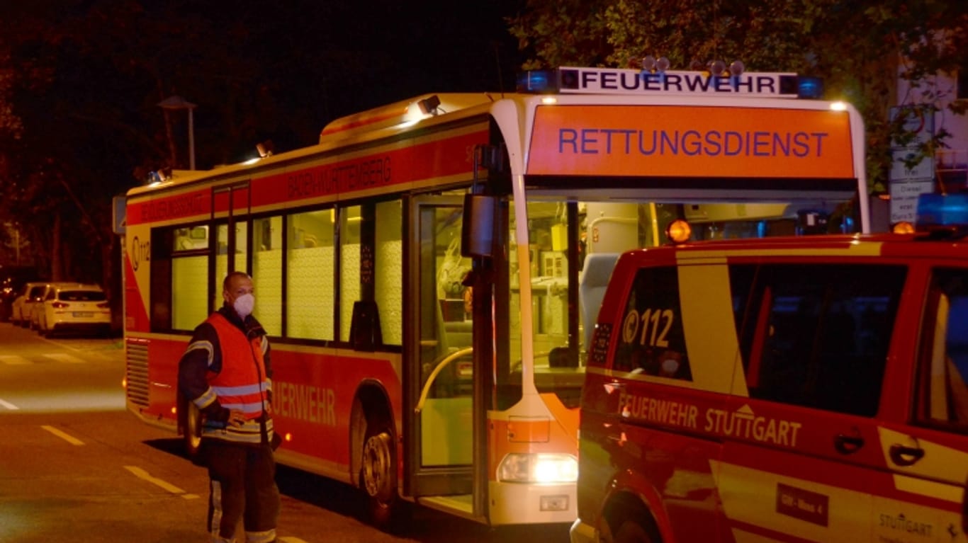 Ein Rettungsbus der Feuerwehr Stuttgart: Mehrere Personen mussten vom Rettungsdienst versorgt werden.