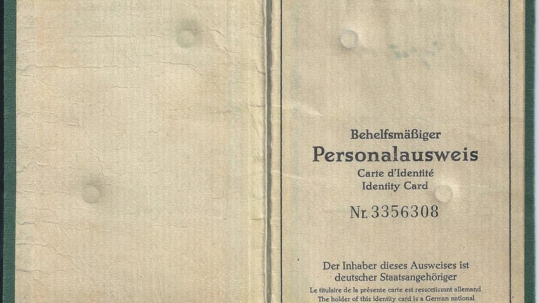 "Behelfsmäßiger Personalausweis": West-Berliner hatten kein Ausweisdokument mit Bundesadler.