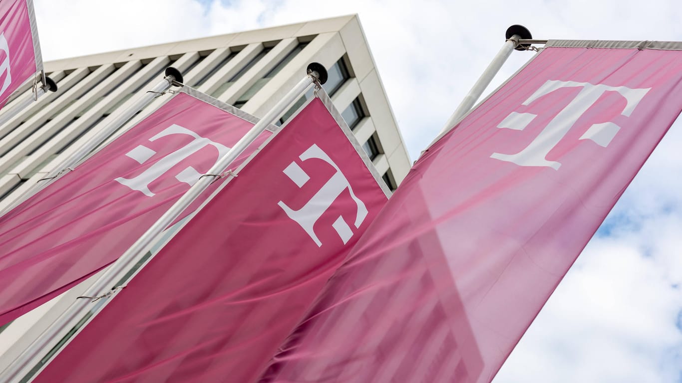 Telekom-Zentrale in Bon: Der Dax-Konzern verkauft T-Mobile Netherlands.