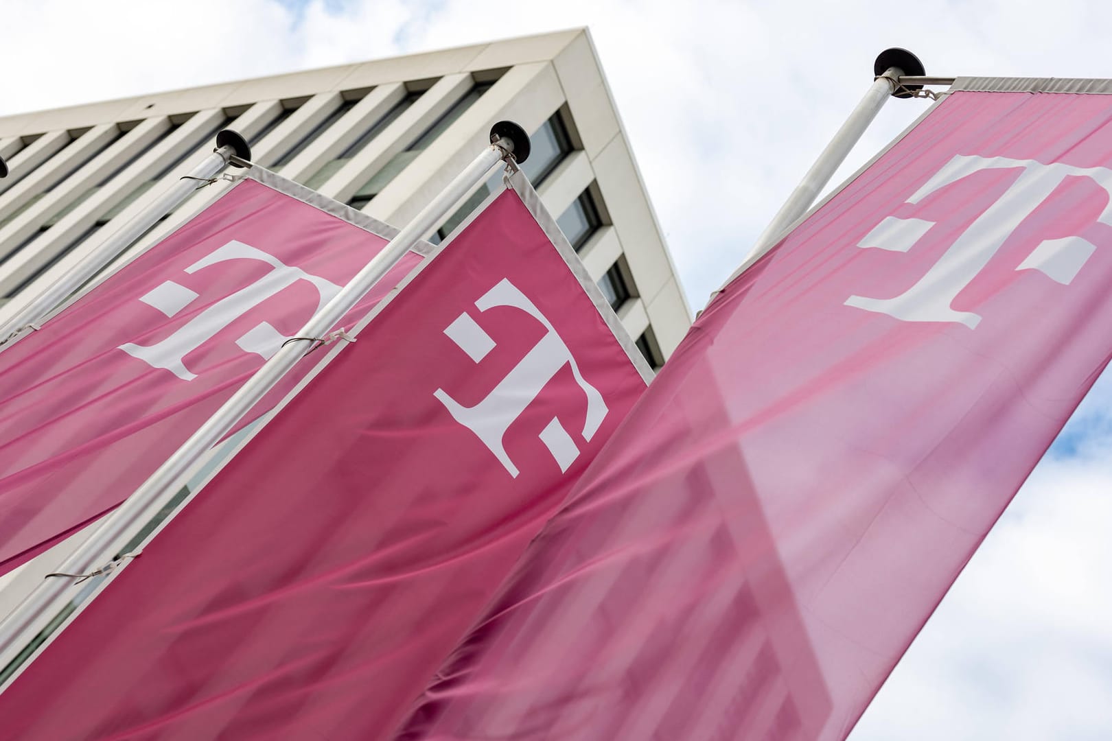 Telekom-Zentrale in Bon: Der Dax-Konzern verkauft T-Mobile Netherlands.