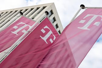 Telekom-Zentrale in Bon: Der Dax-Konzern verkauft T-Mobile Netherlands.