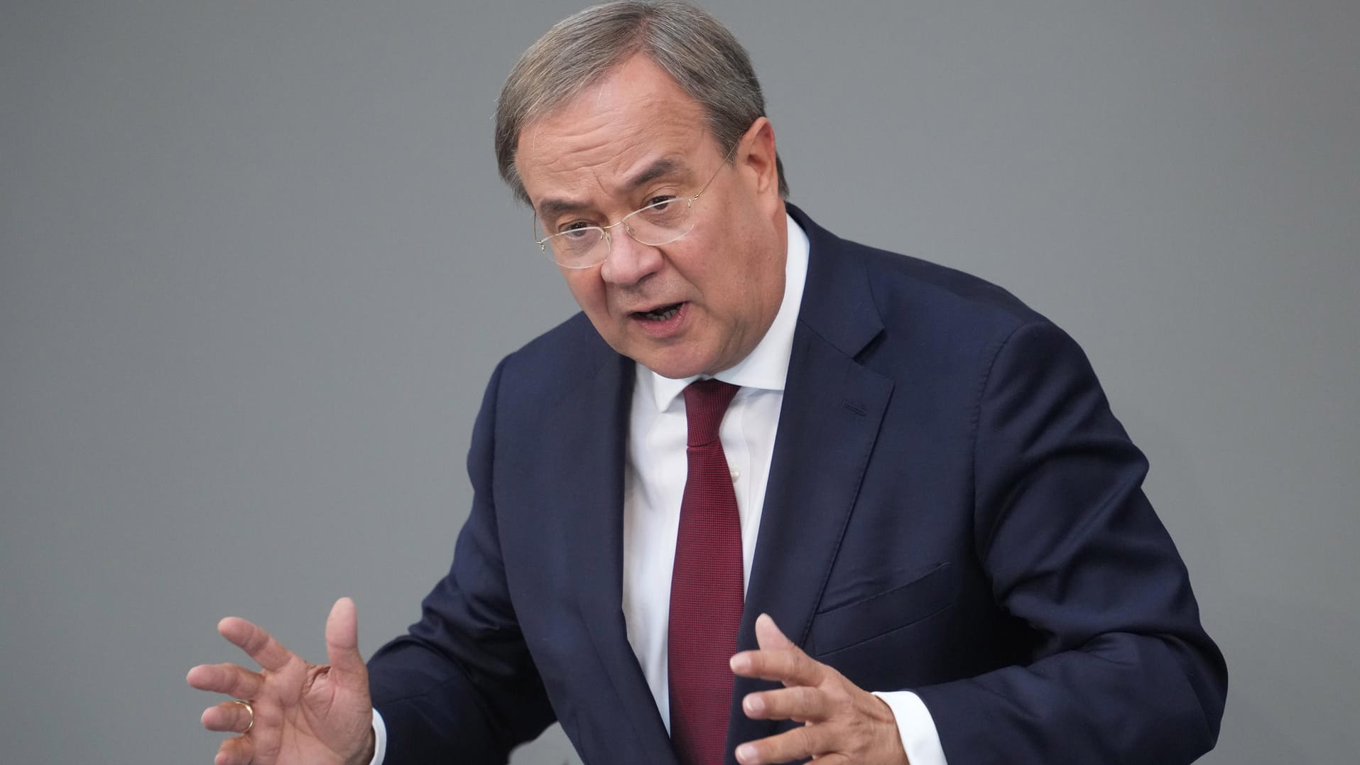 Armin Laschet (CDU), Ministerpräsident des Landes Nordrhein-Westfalen, CDU-Bundesvorsitzender und Unions-Kanzlerkandidat spricht im Plenum im Deutschen Bundestag.