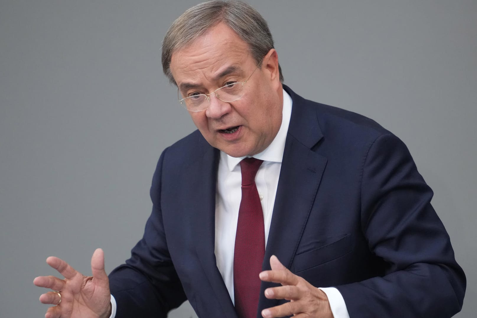Armin Laschet (CDU), Ministerpräsident des Landes Nordrhein-Westfalen, CDU-Bundesvorsitzender und Unions-Kanzlerkandidat spricht im Plenum im Deutschen Bundestag.
