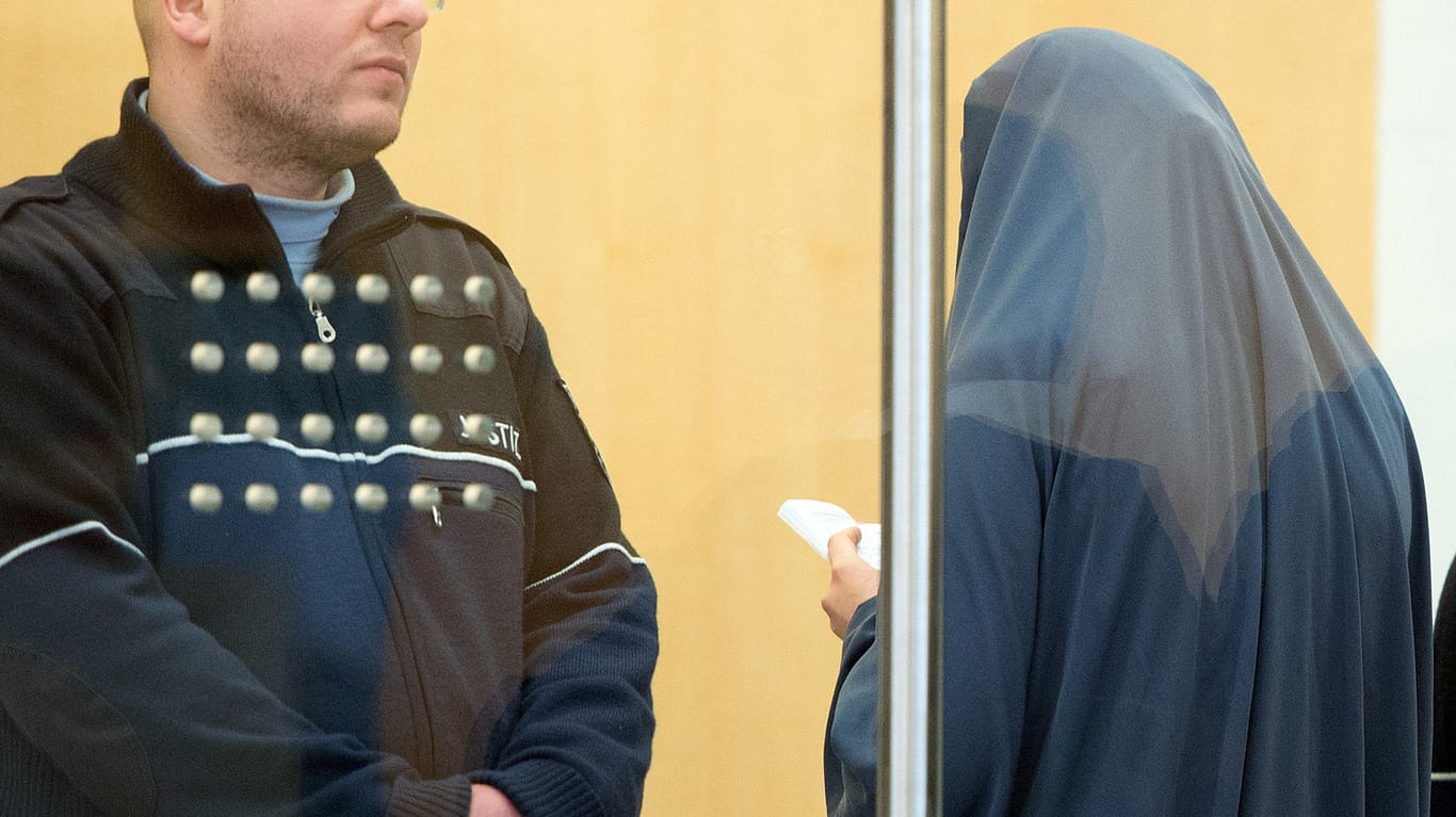 Rafalskis Schwester, Saals Ehefrau: Sie wurde 2015 in Deutschland wegen Unterstützung der Terrormiliz verurteilt.