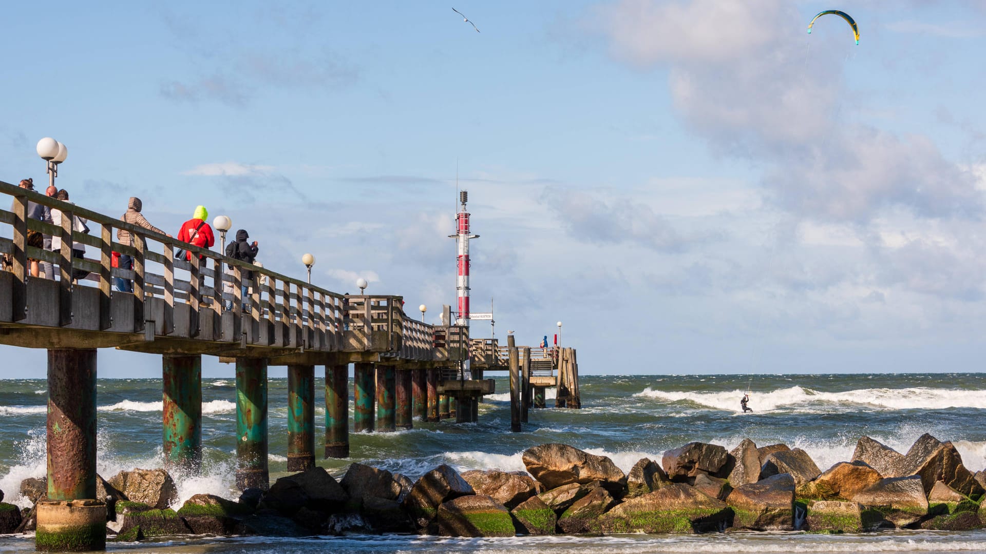 Seebrücke am Strand von Wustrow auf dem Darß in Mecklenburg-Vorpommern (Symbolfoto): Nord- und Ostsee zählen auch in diesem Jahr zu den beliebtesten Reisezielen.