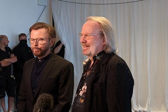Björn Ulvaeus (l) und Benny Andersson, Mitglieder der schwedischen Popgruppe Abba, stehen bei einem Intview in London.