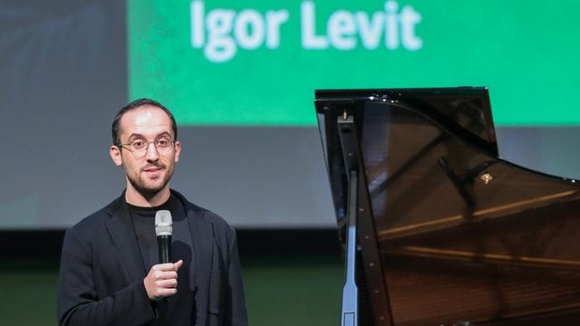 Der Pianist Igor Levit spricht auf der Bühne.