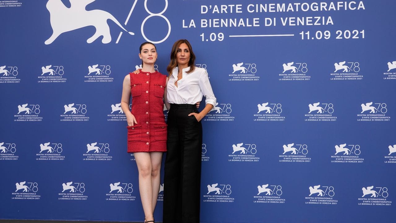 Schauspielerin Anamaria Vartolomei (l) und die Regisseurin Audrey Diwan beim Fototermin für den Film "L'evenement" ("Happening") während der 78. Schauspielerin Anamaria Vartolomei (l) und die Regisseurin Audrey Diwan beim Fototermin für den Film "L'evenement" ("Happening") während der 78.