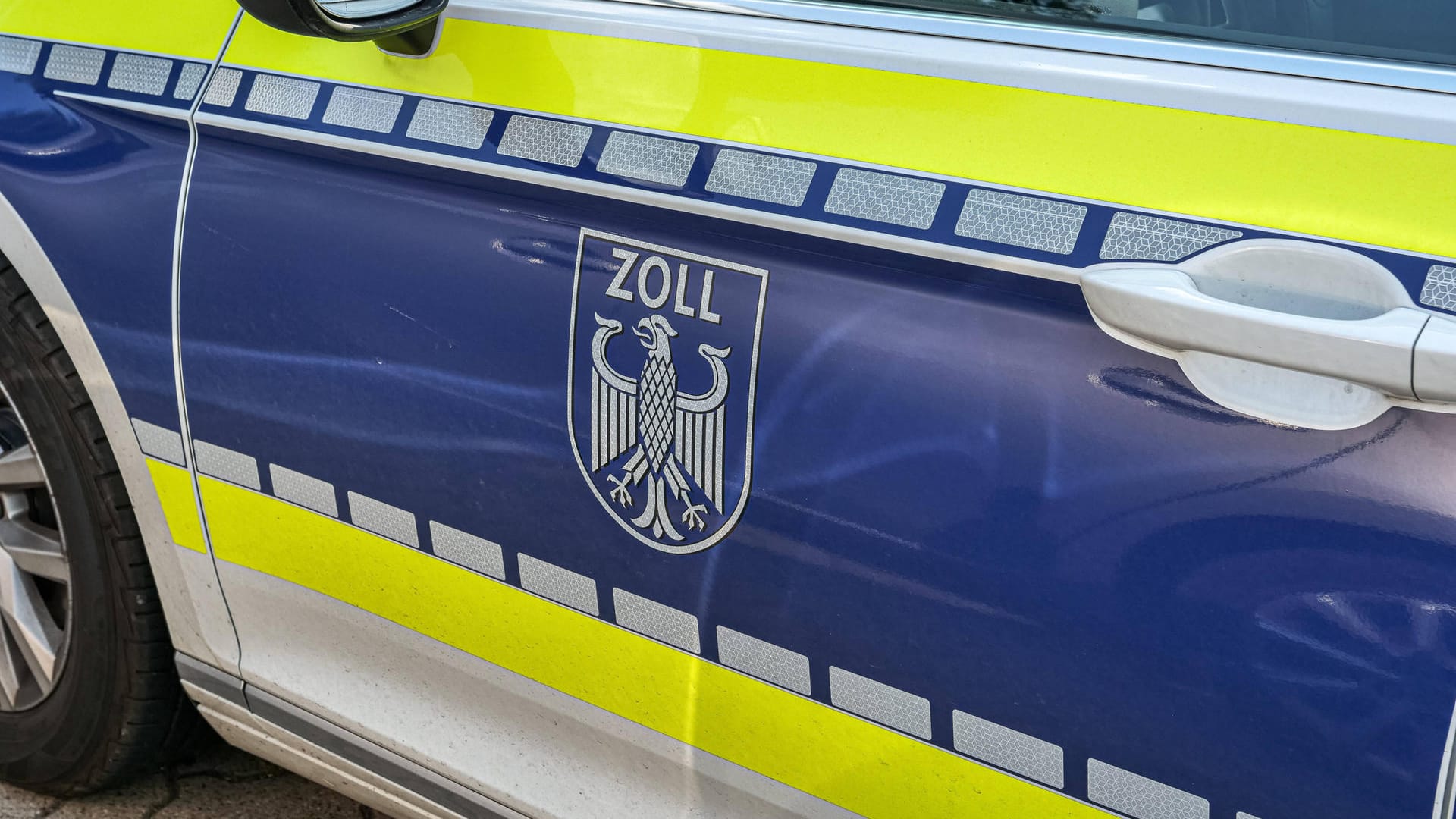 Ein Polizeiwagen des Zolls (Symbolbild): Bei einer Razzia im Verteilzentrum Bad Oldesloe des Onlinehändlers Amazon überprüft der Zoll die Kurierfahrer.