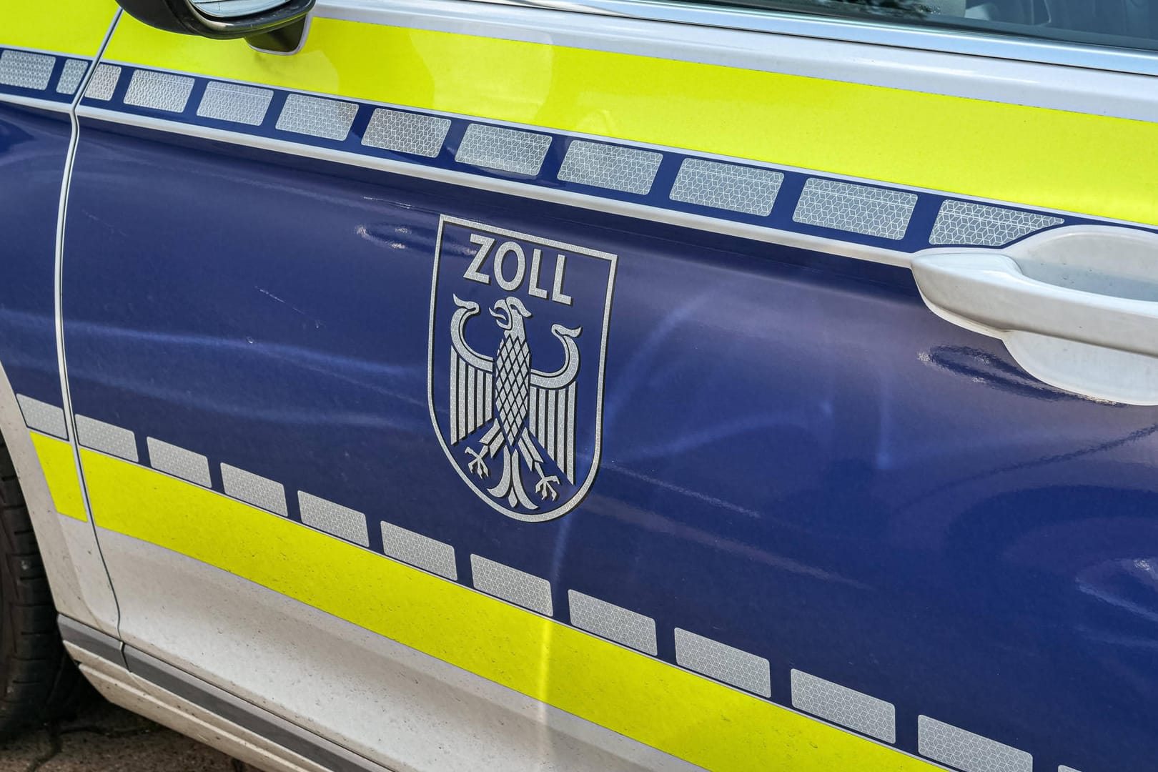 Ein Polizeiwagen des Zolls (Symbolbild): Bei einer Razzia im Verteilzentrum Bad Oldesloe des Onlinehändlers Amazon überprüft der Zoll die Kurierfahrer.