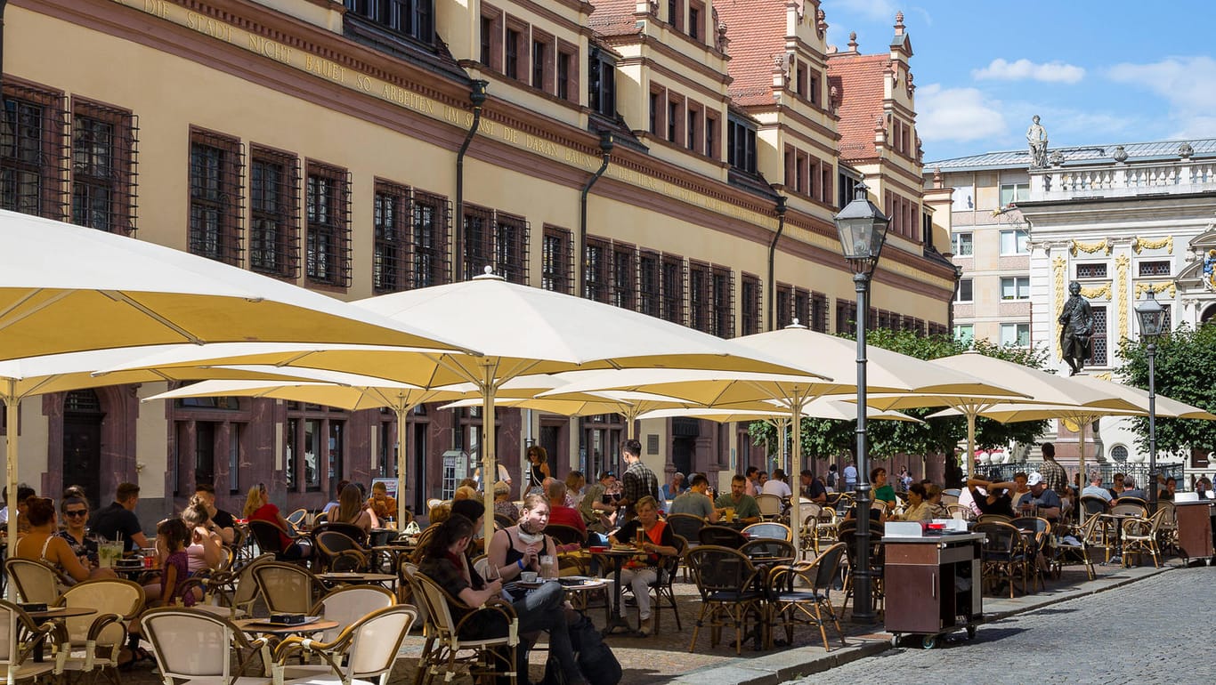 Der Leipziger Naschmarkt (Archivbild): Wenn die Inzidenz bis Freitag nicht sinkt werden in der Stadt in vielen Bereichen 3G-Regelungen eingeführt.