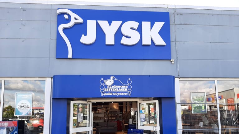 Neuer Name und angepasstes Logo: Aus Dänisches Bettenlager wird im September Jysk.