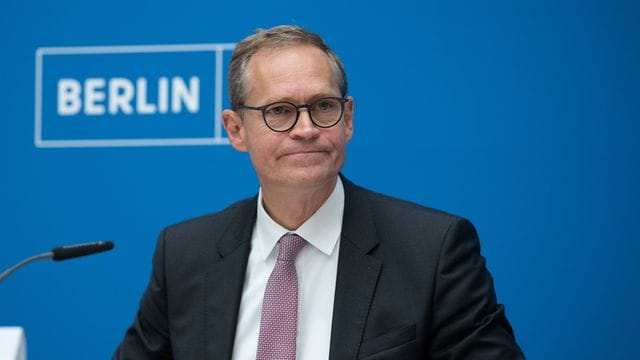 Michael Müller (SPD), Regierender Bürgermeister von Berlin, bei einer Pressekonferenz: Er hat ein 2G-Optionsmodell für Berlin in Aussicht gestellt.