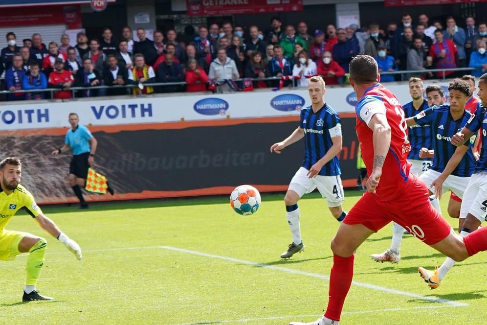 Spieler des HSV bei der Partie gegen den FC Heidenheim (Archivbild): Der Verein würde gerne mehr Zuschauer in sein Stadion lassen, darf es aber nicht.