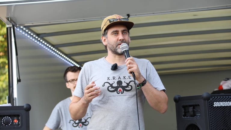Christian Stock von "K.R.A.K.E." spricht bei der Aktion "Rhein Clean Up" (Archivbild): Es muss unmöglich werden, E-Scooter im Rhein zu versenken, sagt der Vereinsgründer und Schauspieler.