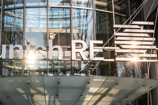 Das Logo der Munich RE am Haupteingang des Verwaltungsgebäudes der Münchener Rückversicherungs-Gesellschaft AG.