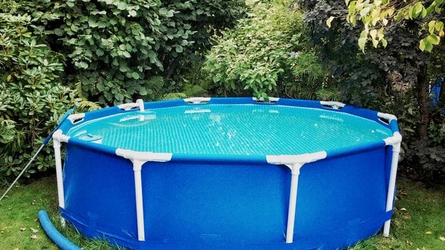 Wenn das Poolwasser ausgedient hat, sollte es in einen Abfluss gepumpt werden.