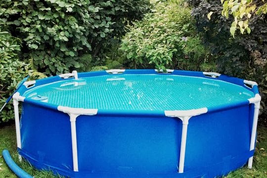 Wenn das Poolwasser ausgedient hat, sollte es in einen Abfluss gepumpt werden.