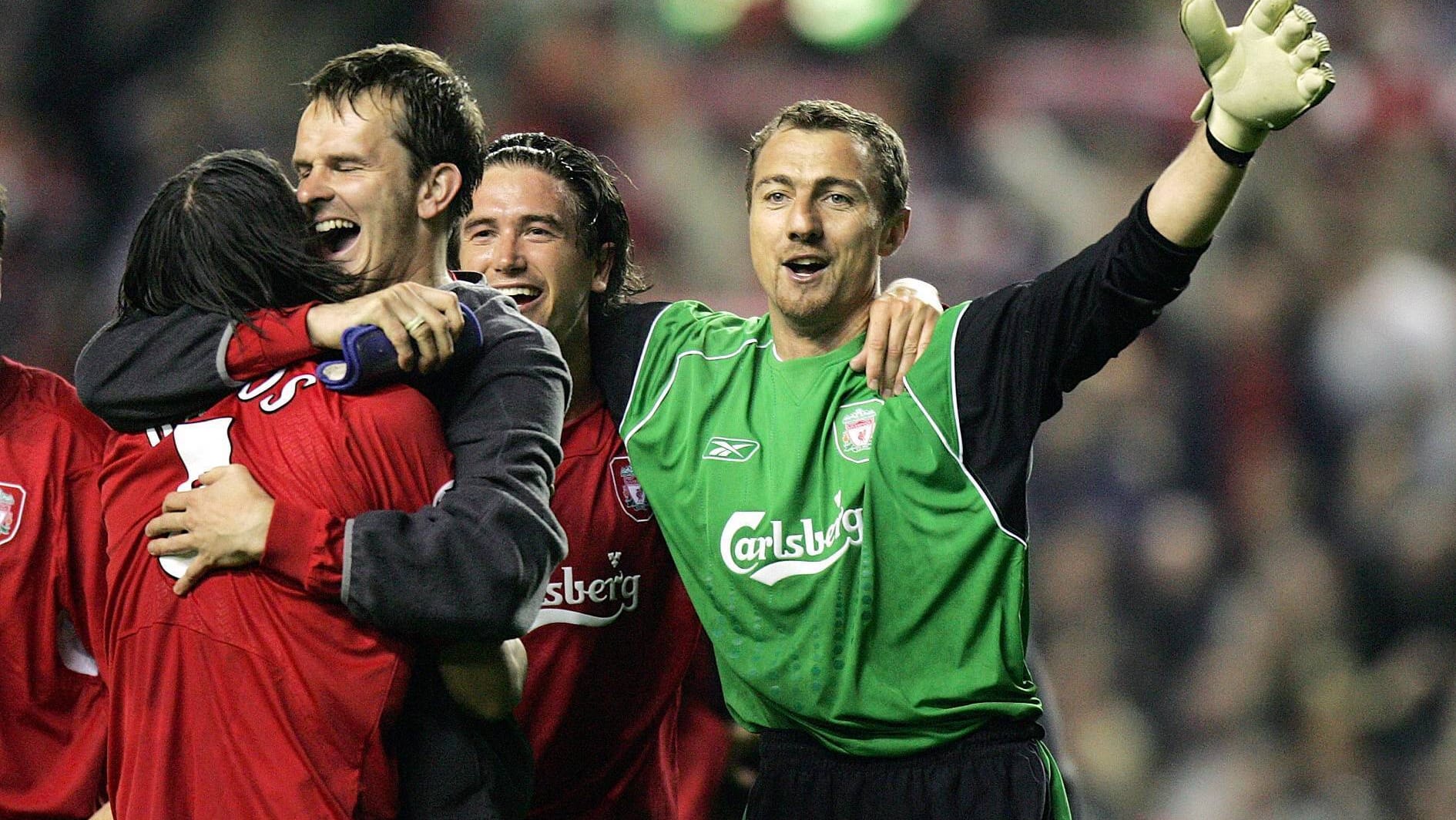 Dietmar "Didi" Hamann (2.vli.) umarmt Milan Baros (li.). Dahinter freuen sich Harry Kewell (M.) und Torhüter Jerzy Dudek über den Gewinn der Champions League.