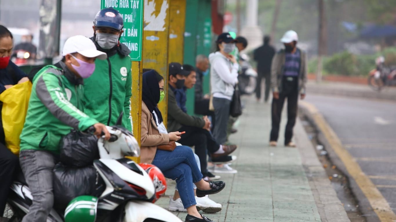 Menschen tragen Masken an eine Bushaltestelle in Hanoi: In Vietnam sind die Corona-Infektionen in den vergangenen Wochen stark gestiegen. (Archivfoto)